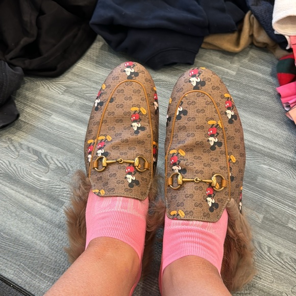 Gucci x Disney PRINCETOWN mule slide with Mickey Mouse and lamb wool lining - Picture 2 of 10